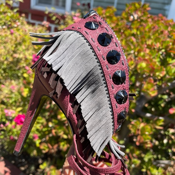 Authentic Christian Dior heels in burgundy leather with grey suede detail. - Picture 5 of 16
